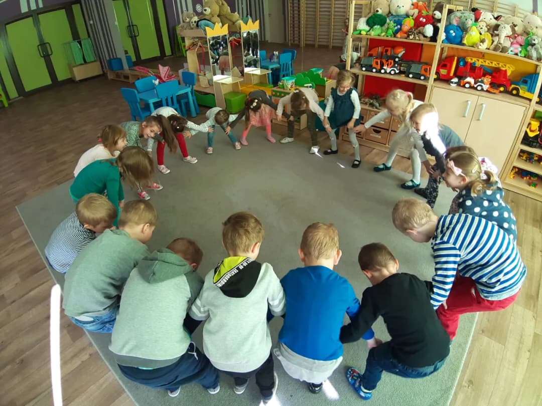 Zabawy integracyjne dla 3 latków, które rozwijają i bawią bez stresu