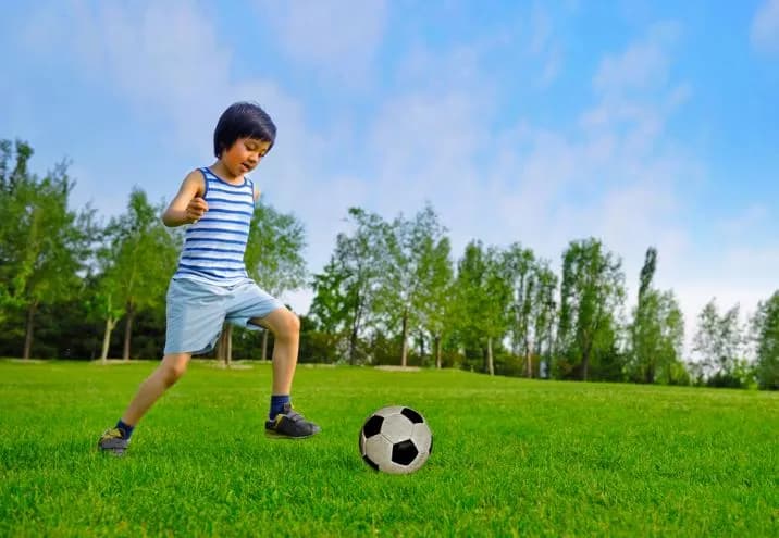 Zabawa integracyjna z piłką: Sprawdzone sposoby na zgranie drużyny bez nudy