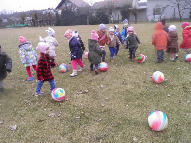 Zabawy integracyjne z piłką, które zburzą nudę w grupie i rozpalą ducha współpracy